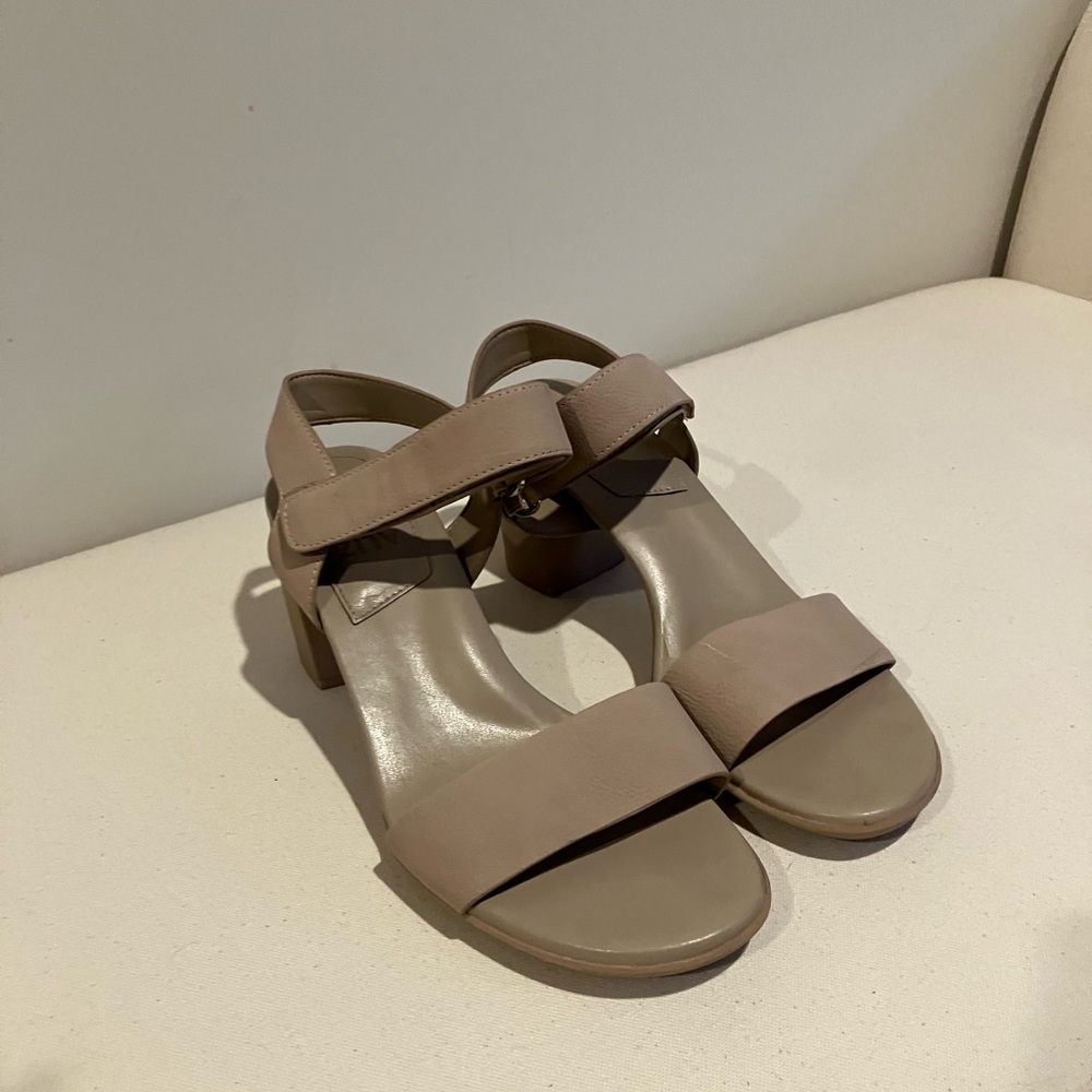 Beige Naturalizer block heel size 7 sandal
